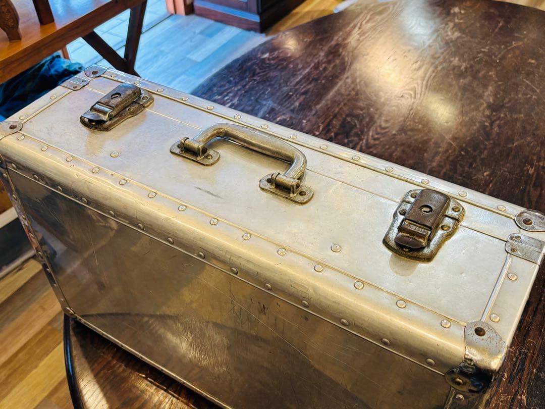 ヴィンテージ トランク 金属製 取手も金属 シルバー アタッシュケース 高級