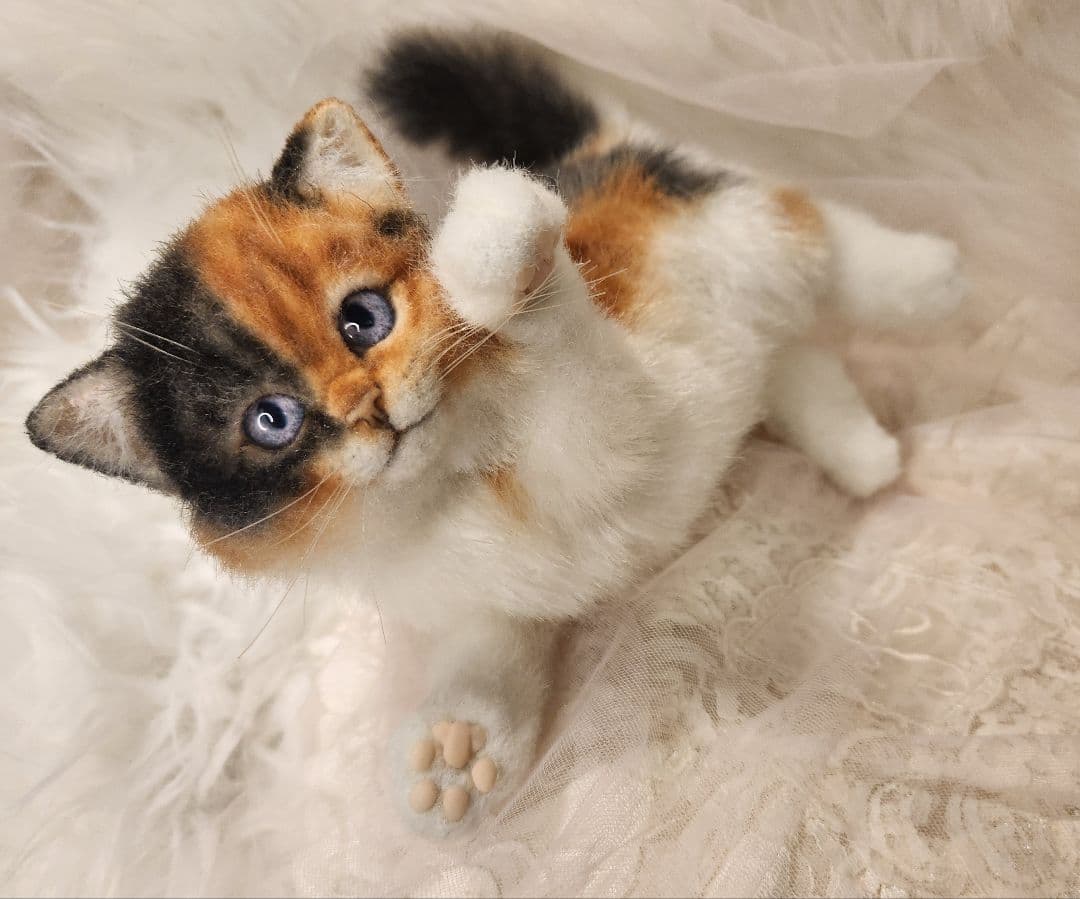 ひ*す様 海外作家 猫 三毛猫 ぬいぐるみ アートドール リアル 羊毛フェルト