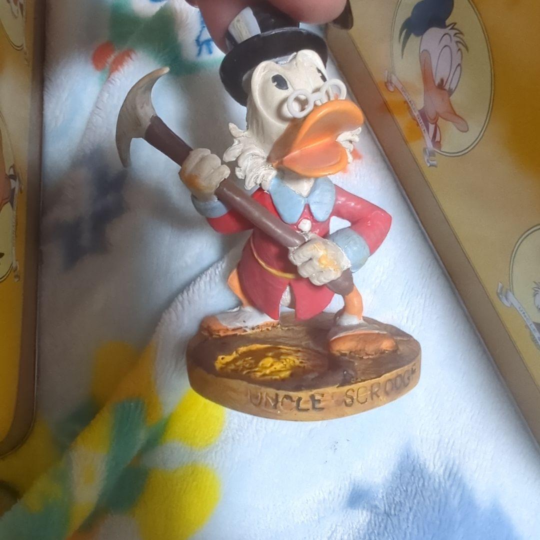 スクルージ☆シリアルナンバー入り フィギュア 缶バッジ
