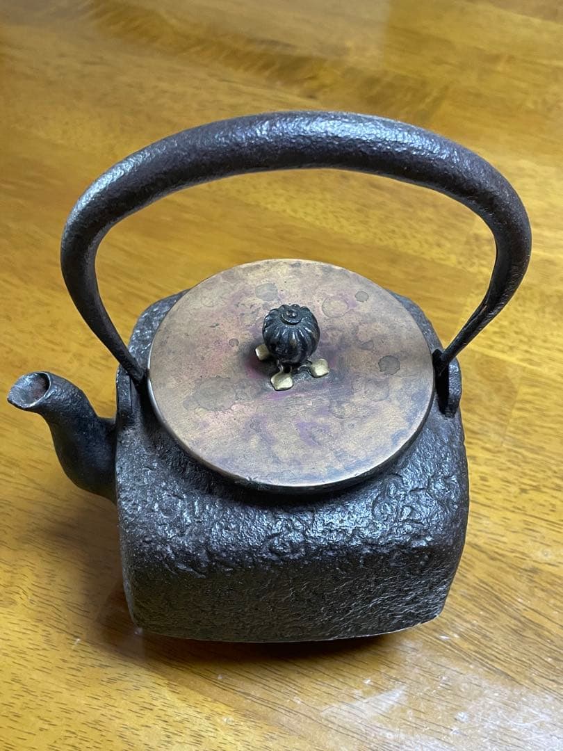 龍文堂 鉄瓶 名人造 蓋裏龍文堂造花押 850cc (注ぎ口に欠け