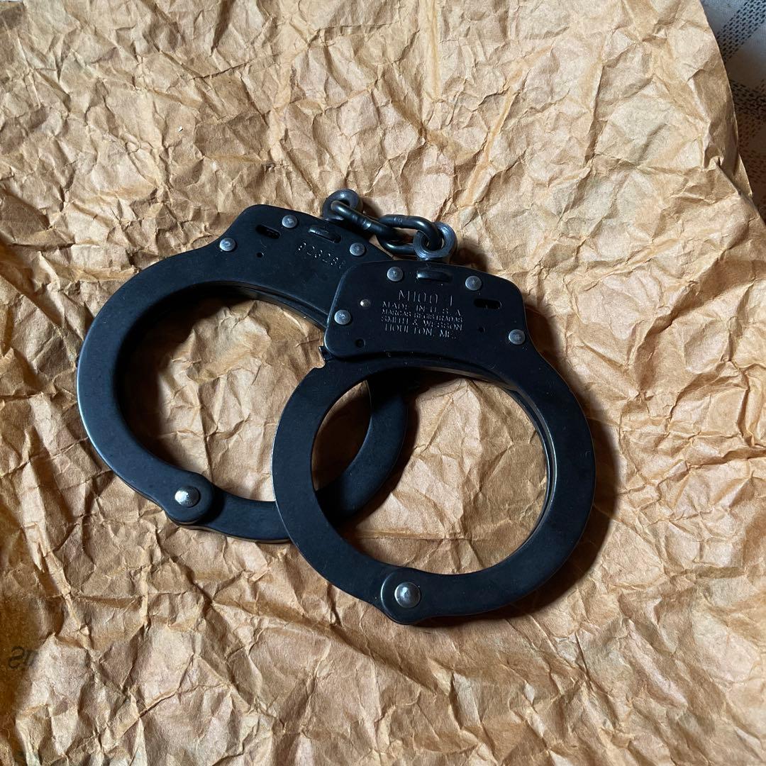 スミス&ウェッソン　ブラック手錠　アメリカ製。【鍵二つあり　金属製　美品】。