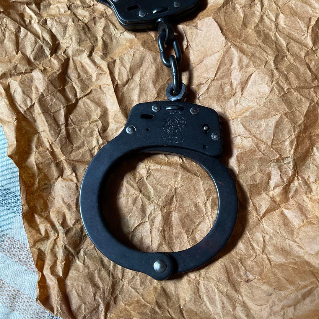 スミス&ウェッソン　ブラック手錠　アメリカ製。【鍵二つあり　金属製　美品】。