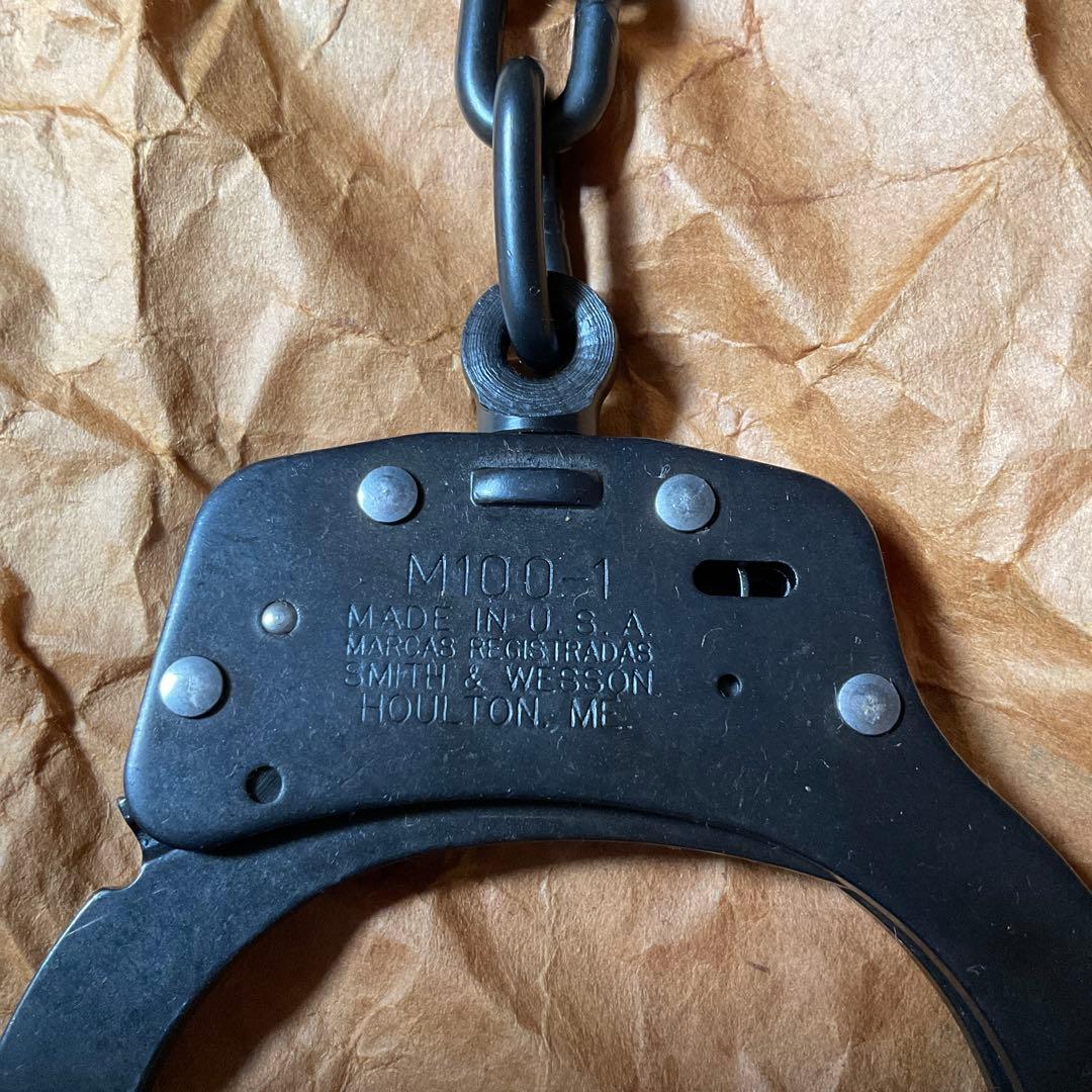 スミス&ウェッソン　ブラック手錠　アメリカ製。【鍵二つあり　金属製　美品】。