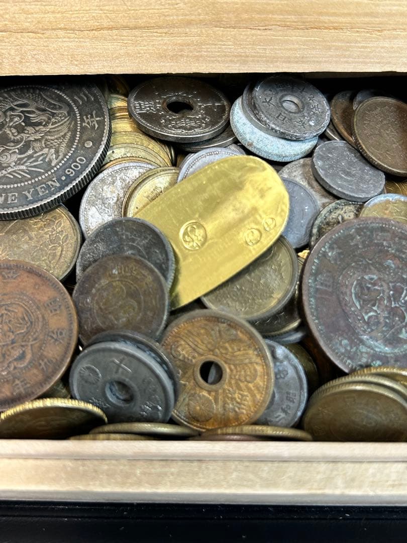 ☆*！様 雑銭桐箱入り(おまけ) 一圓銀貨 万延小判 十銭 穴銭 - メルカリ