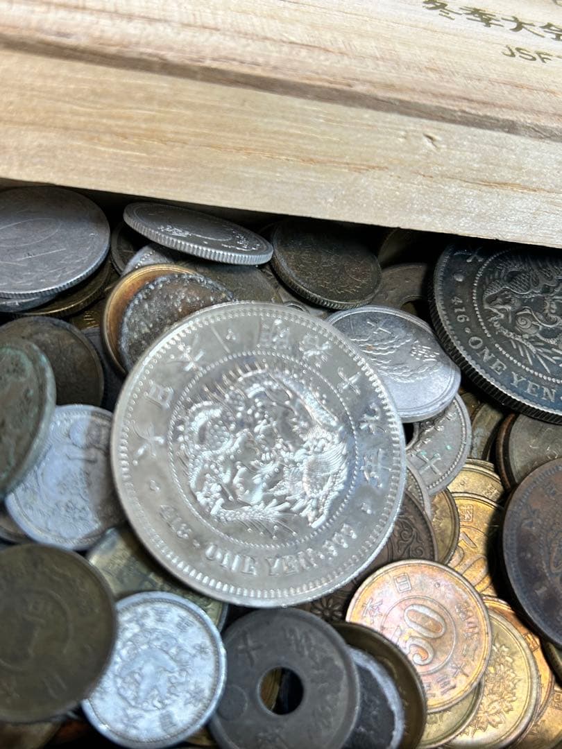 ☆*！様 雑銭桐箱入り(おまけ) 一圓銀貨 万延小判 十銭 穴銭 - メルカリ