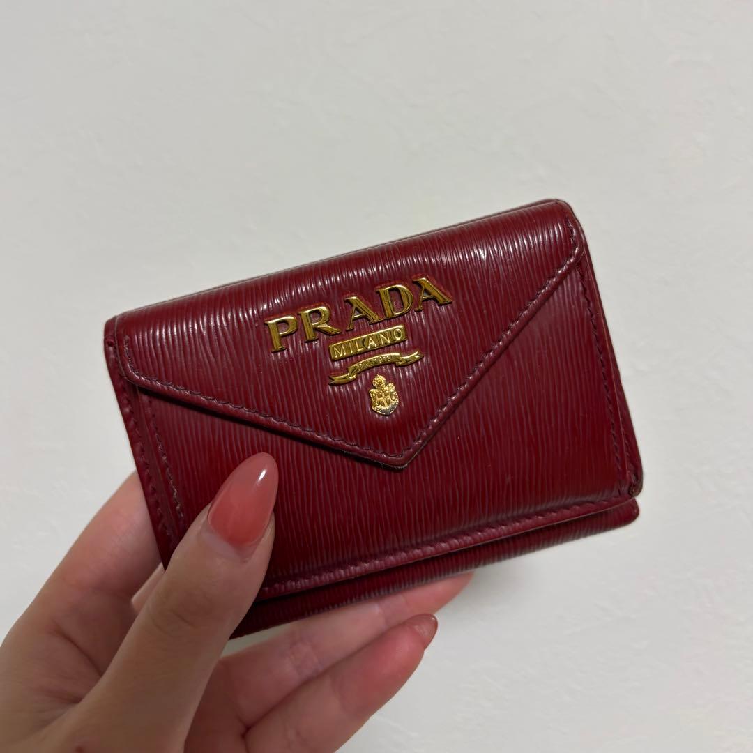 PRADA レッド 三つ折り財布 - メルカリ