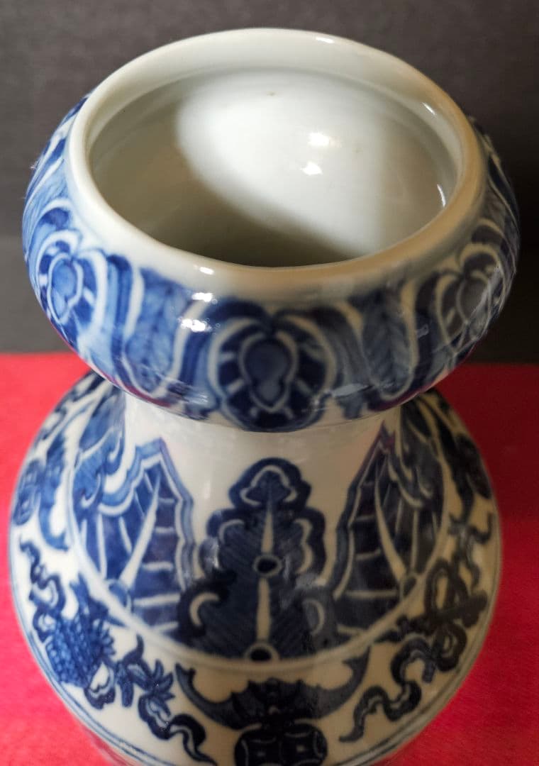 中国古美術　中国古陶磁　大清乾隆年製款　青華青花　花唐草文　丸口　瓶　罐　花入れ