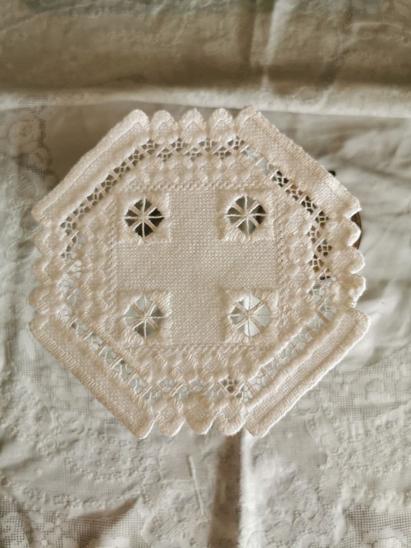 アンティーク ハーダンガー風 盛上げ＆透かし手刺繍クロス とろみの