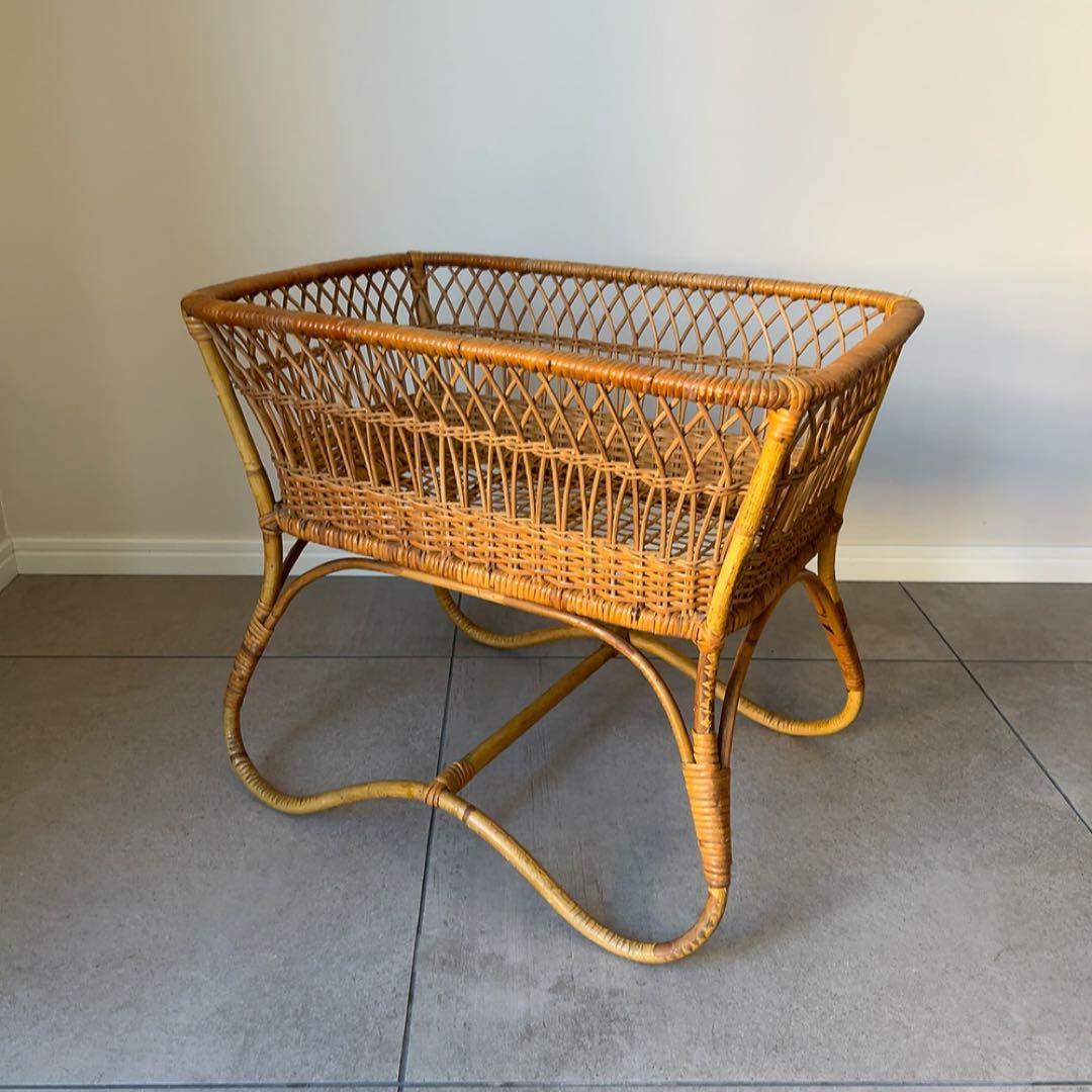 アンティーク　ラタン　脚付き脱衣カゴ