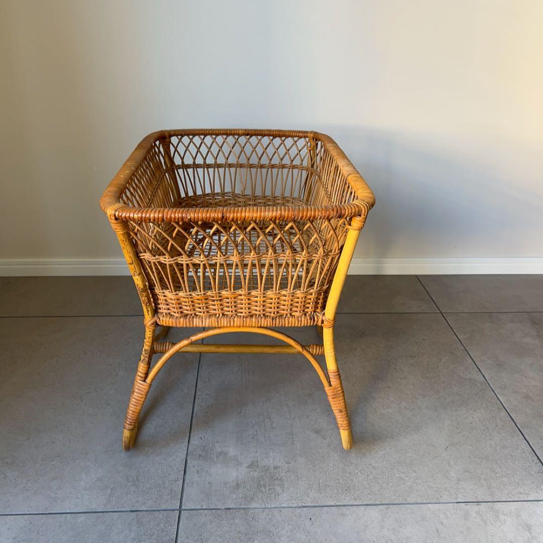 アンティーク　ラタン　脚付き脱衣カゴ