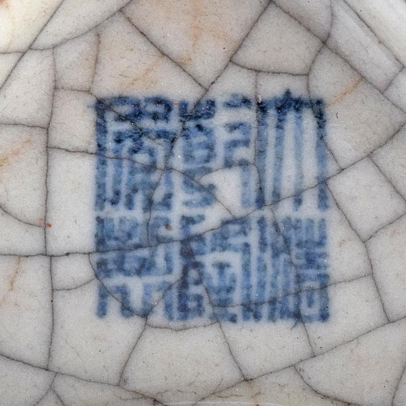 中国 大清乾隆年製款 哥窯 白磁 金糸鉄線 氷裂文 霊芝瓶 M 8061E