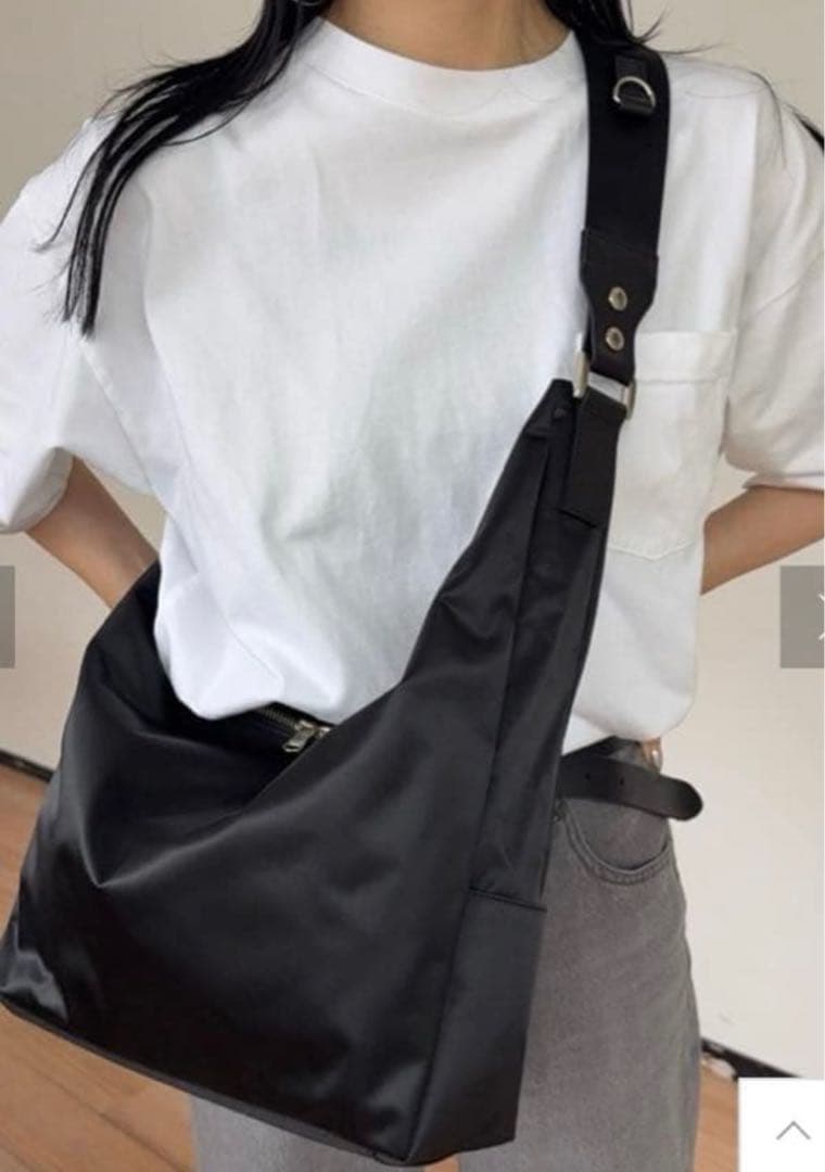 美品 ラウンドビッグショルダーバッグ　ボディバッグ　ブラック　2way 撥水