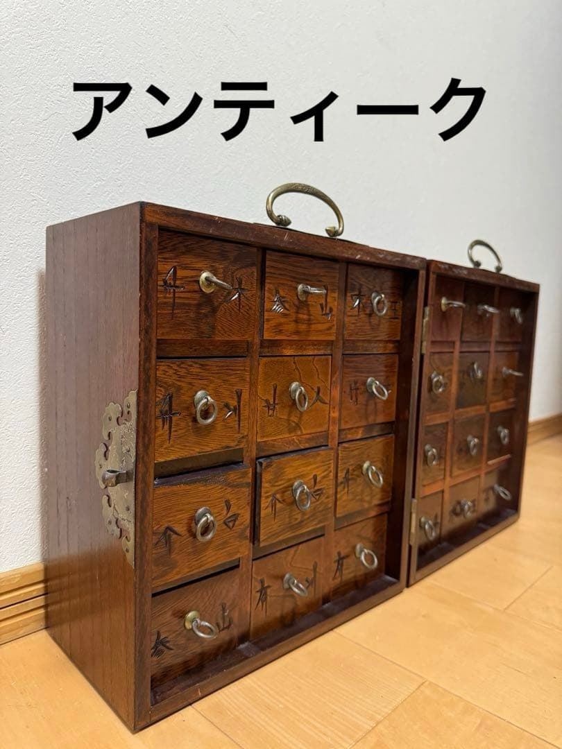 アンティークな薬棚
