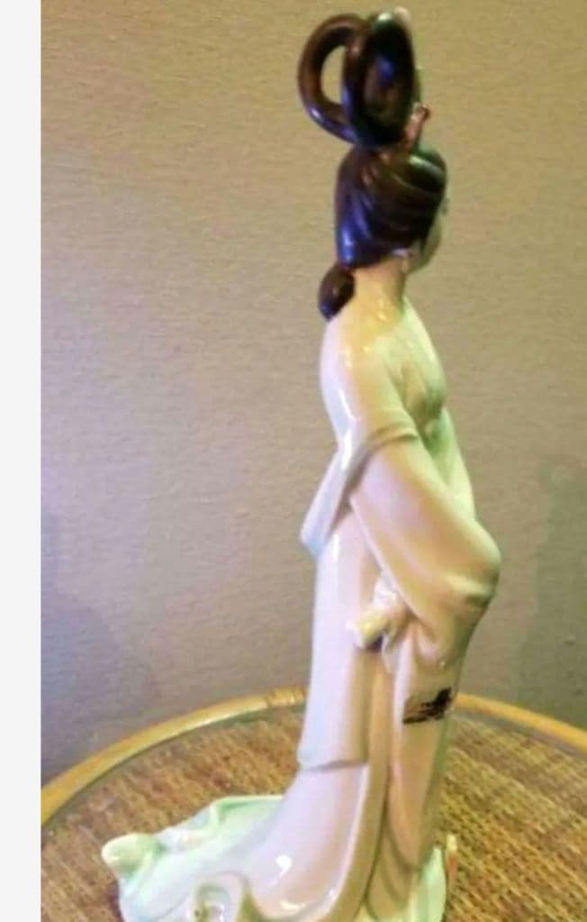 お値下げ中国人形天女です 陶器製です。陶印がありますが私に