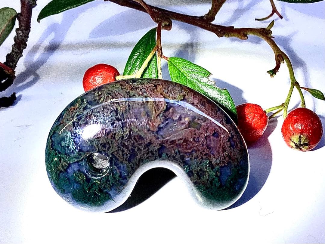 ✳国内の出雲めのう【碧玉】の最高峰勾玉でしょう‼️ 天然石 浮き草文様