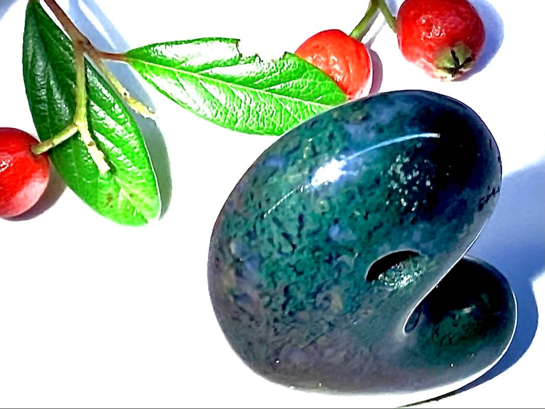 ✳国内の出雲めのう【碧玉】の最高峰勾玉でしょう‼️ 天然石 浮き草文様