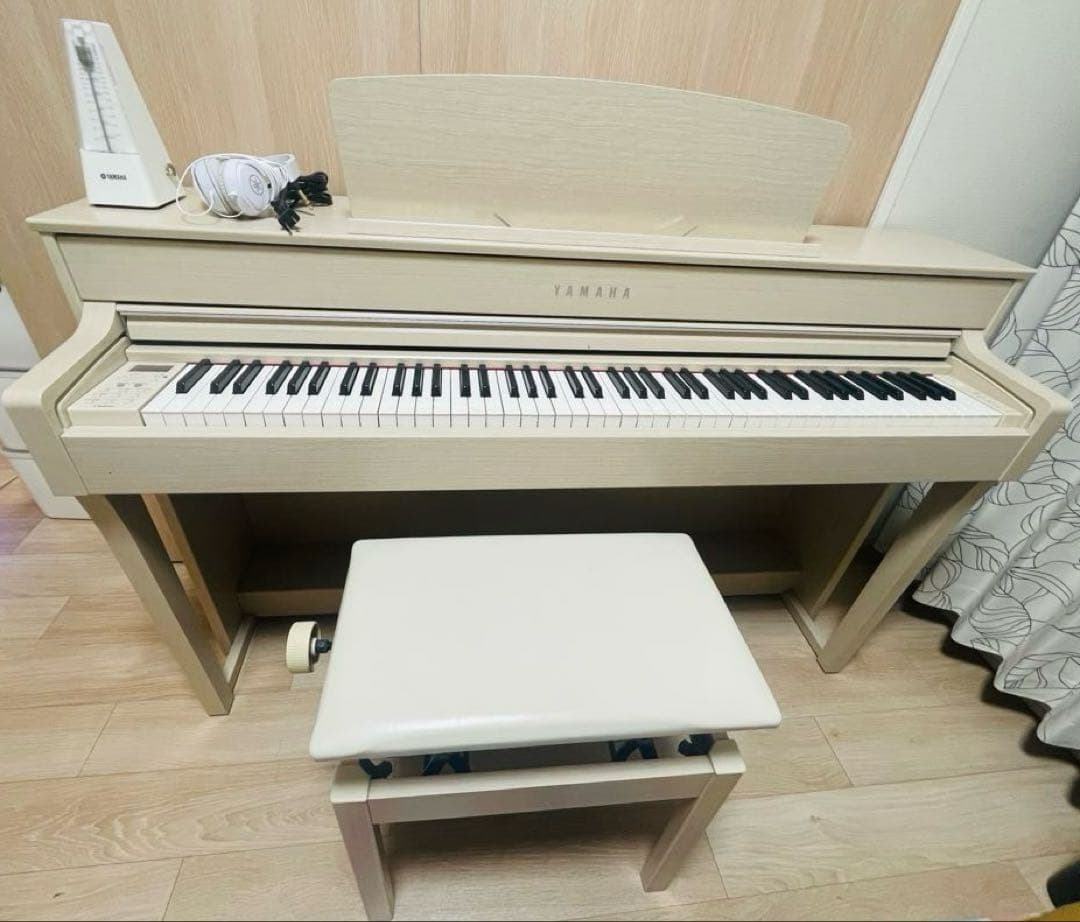ヤマハ デジタルピアノ クラビノー CLP-645WA 椅子とメトロノーム