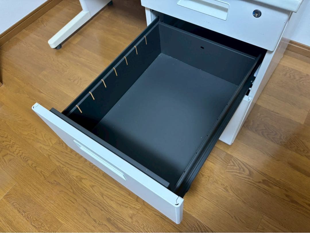 定価25,000円ホワイトシンプルデスク 4つの引き出し付き