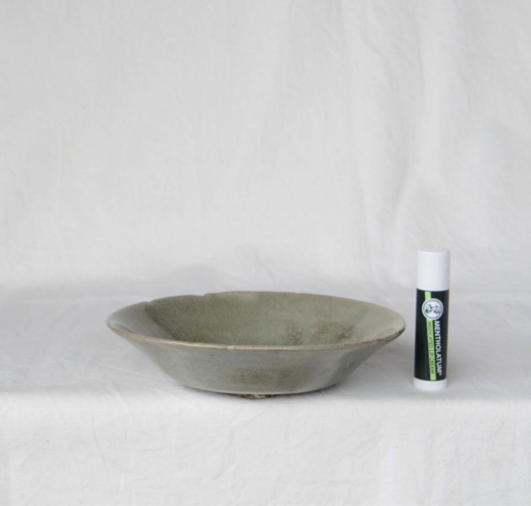 高麗青磁　皿　下手　★かまきず、ホツ、貫にシミ、見込みの使用痕あり