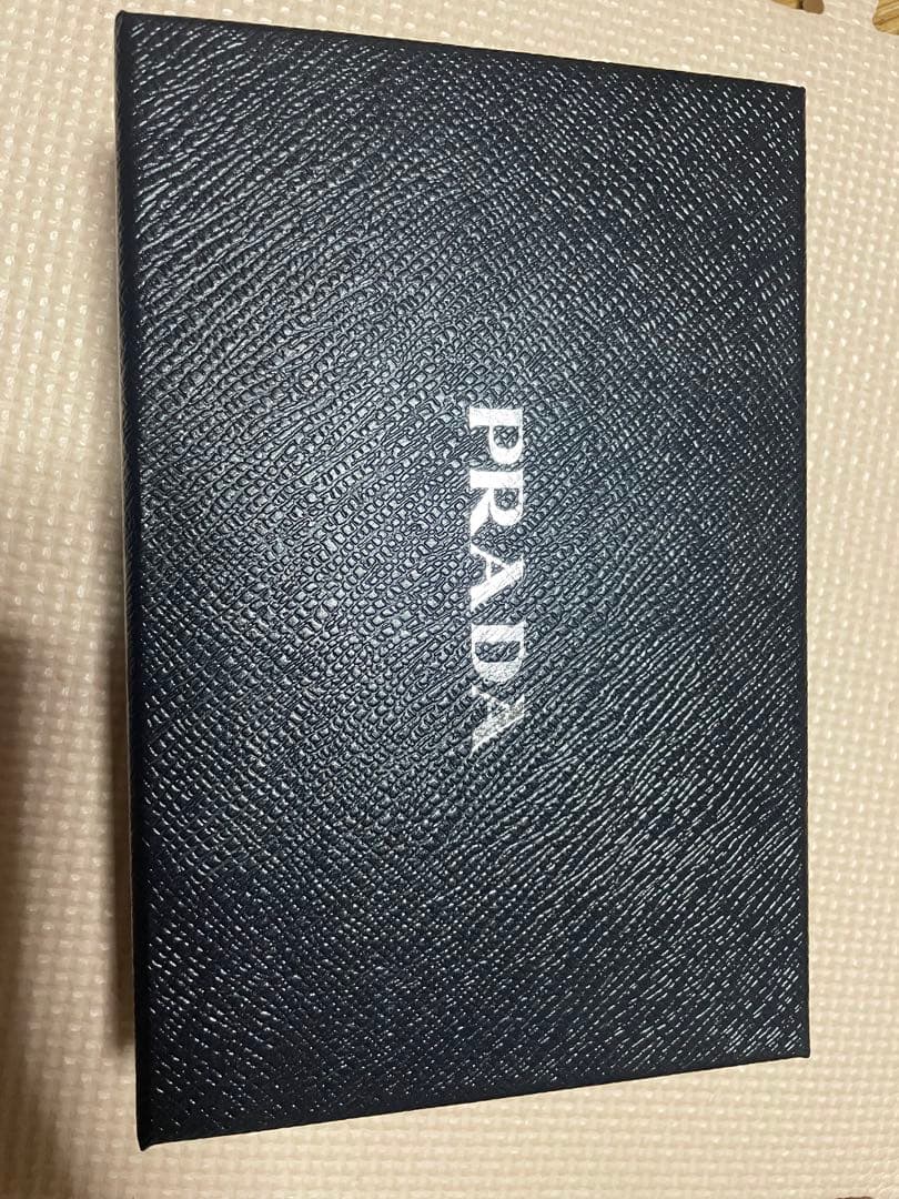 【aさま専用】PRADA 二つ折り財布 黒 レザー