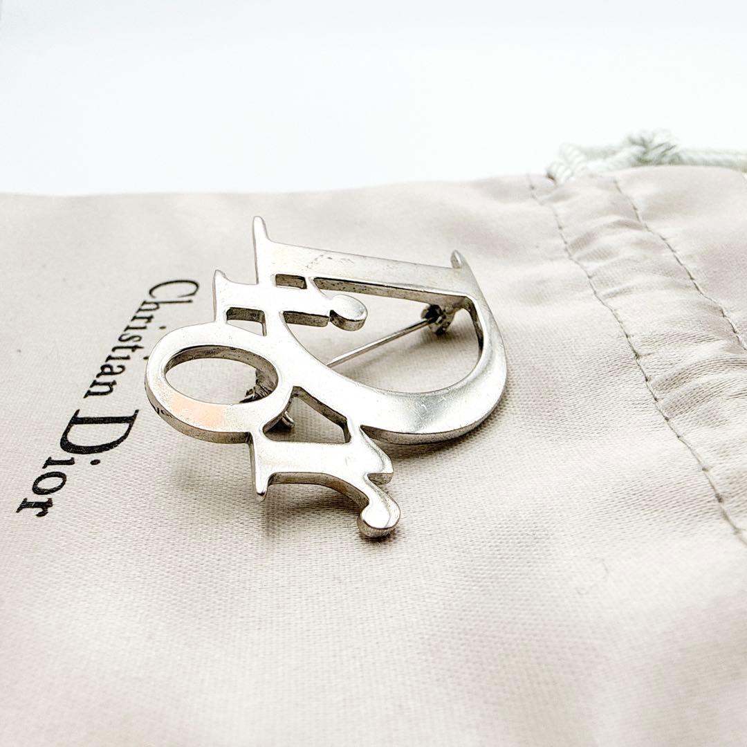 3006-11 人気✨Dior ブローチ CD ロゴ 希少 刻印 - メルカリ