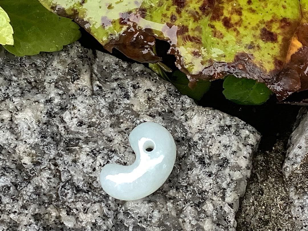 ✳極上品‼️ 糸魚川翡翠氷アイスジェイド 天授の勾玉をお身近に