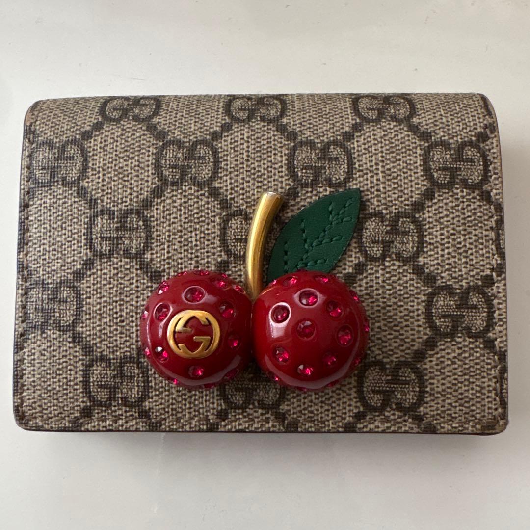 GUCCI 二つ折り財布 チェリー装飾 - メルカリ