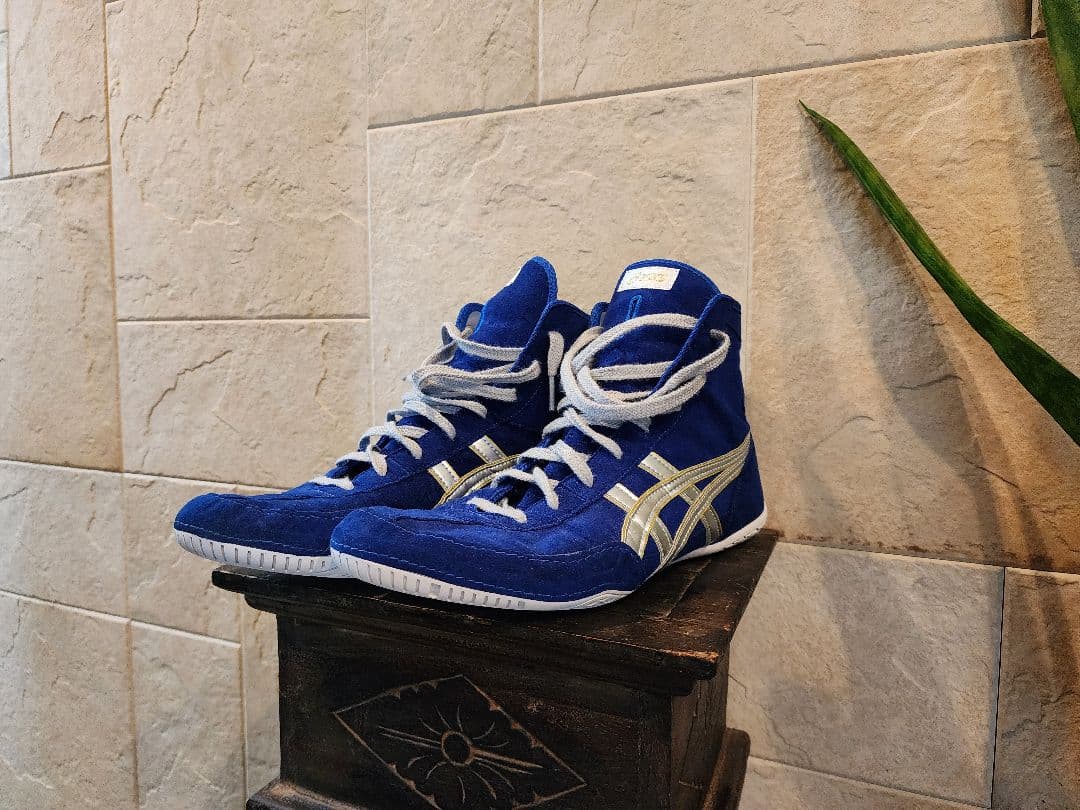 青いボクシングシューズ ハイカット アシックス