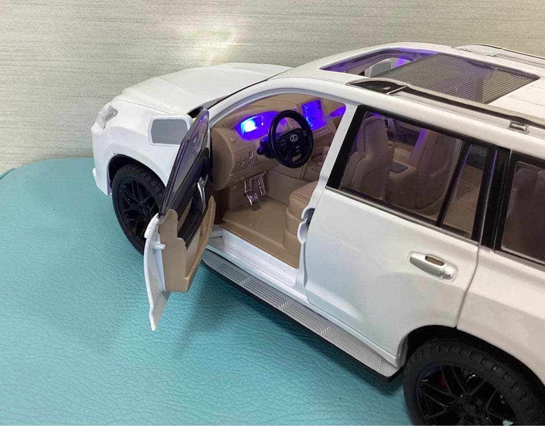 レクサス LX570 ホワイト LEXUS 1/18