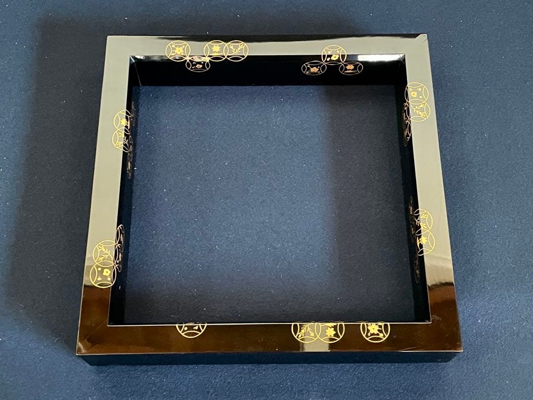 祖」 七宝蒔絵 黒塗 炉縁 塗師 陽斎 共箱 （1120B①）