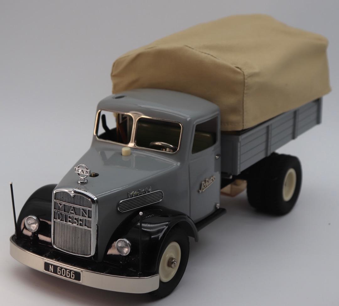 SCHUCO 2005 MAN F8 ホロ付きディーゼル・トラック 保管品