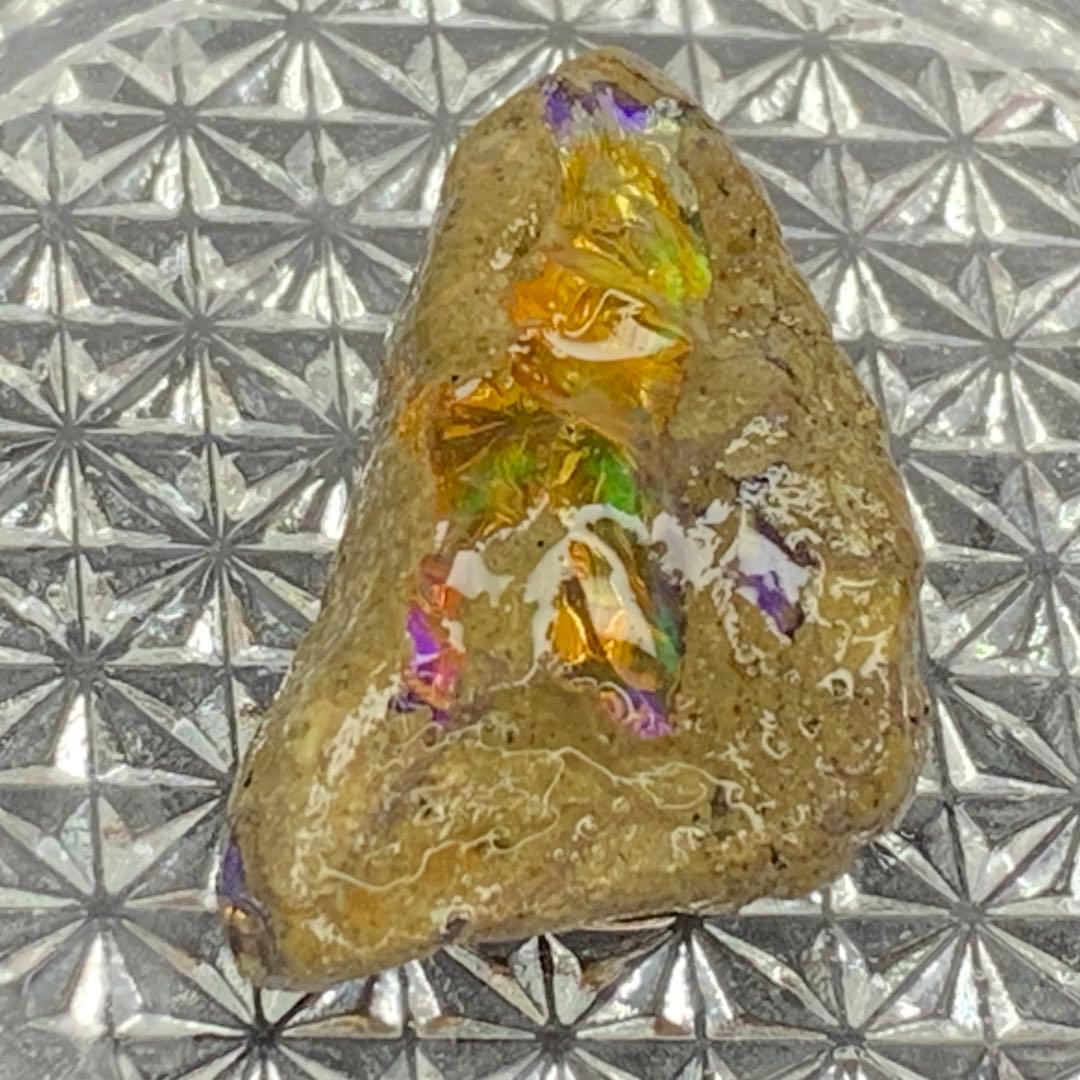 オレンジオパール原石65ct三角形の母岩が可愛い/美遊色