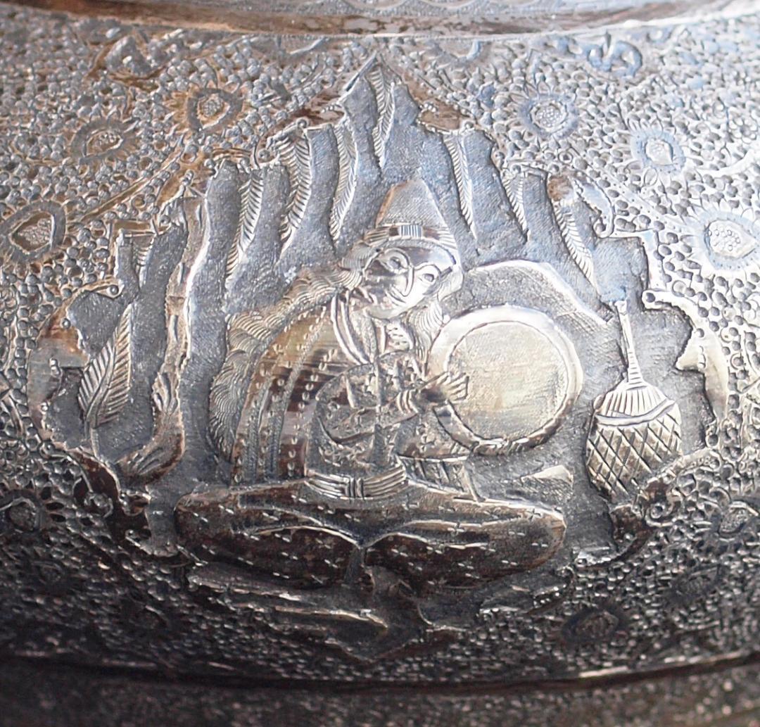 1970年央制作、イラン伝統彫金細工が楽器を奏でる人や花を