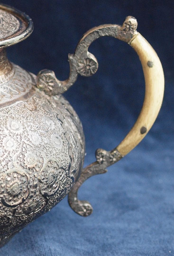 1970年央制作、イラン伝統彫金細工が楽器を奏でる人や花を