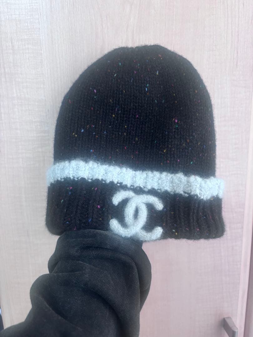 CHANEL ニット帽 ロゴ入り 黒・白 CHANEL ニット帽 ロゴ入り ブラック