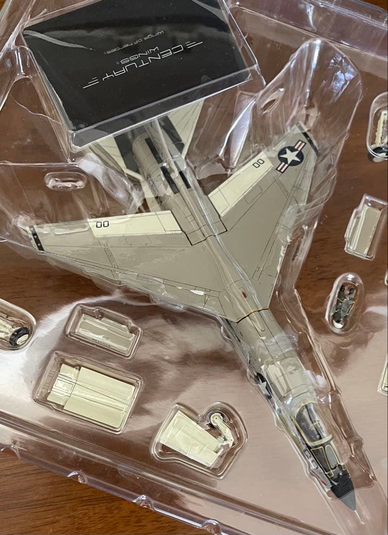 希少絶版新品センチュリーウイングス/ 1/72 米海軍F-8E クルセイダー