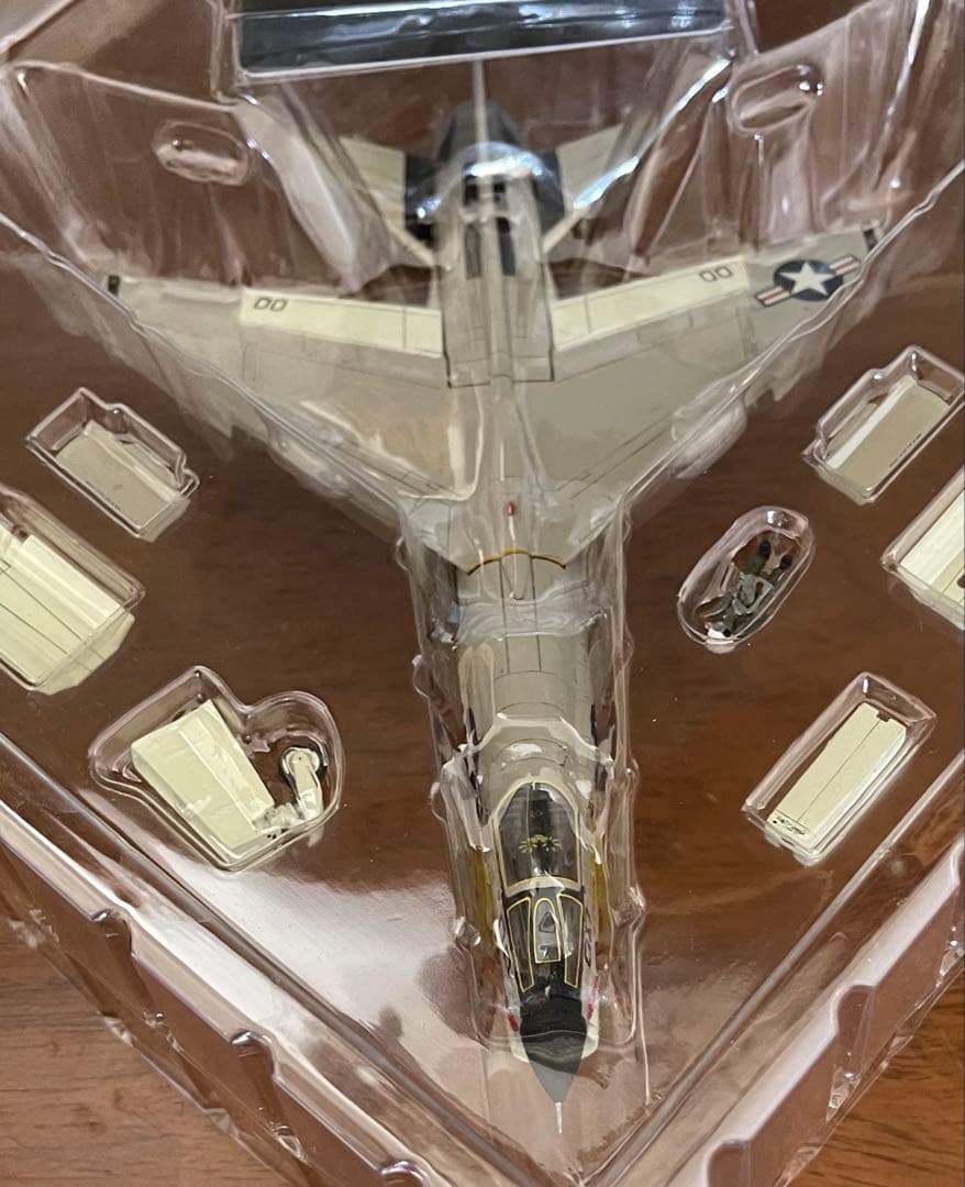 希少絶版新品センチュリーウイングス/ 1/72 米海軍F-8E クルセイダー