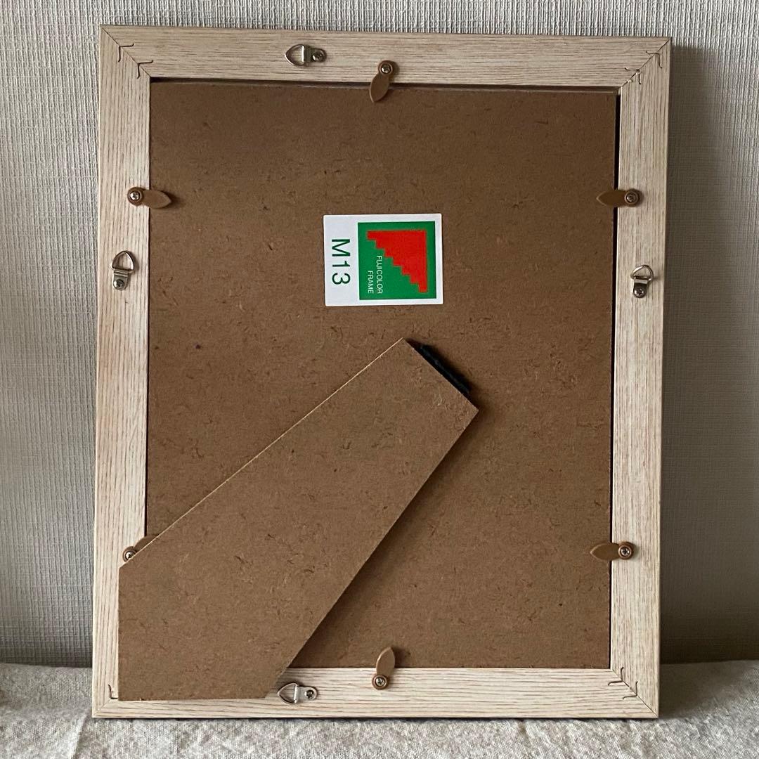 絵画 。壁掛け絵☆【きれいな白いスカートの女性が色とりどりの花を家に飾っている】