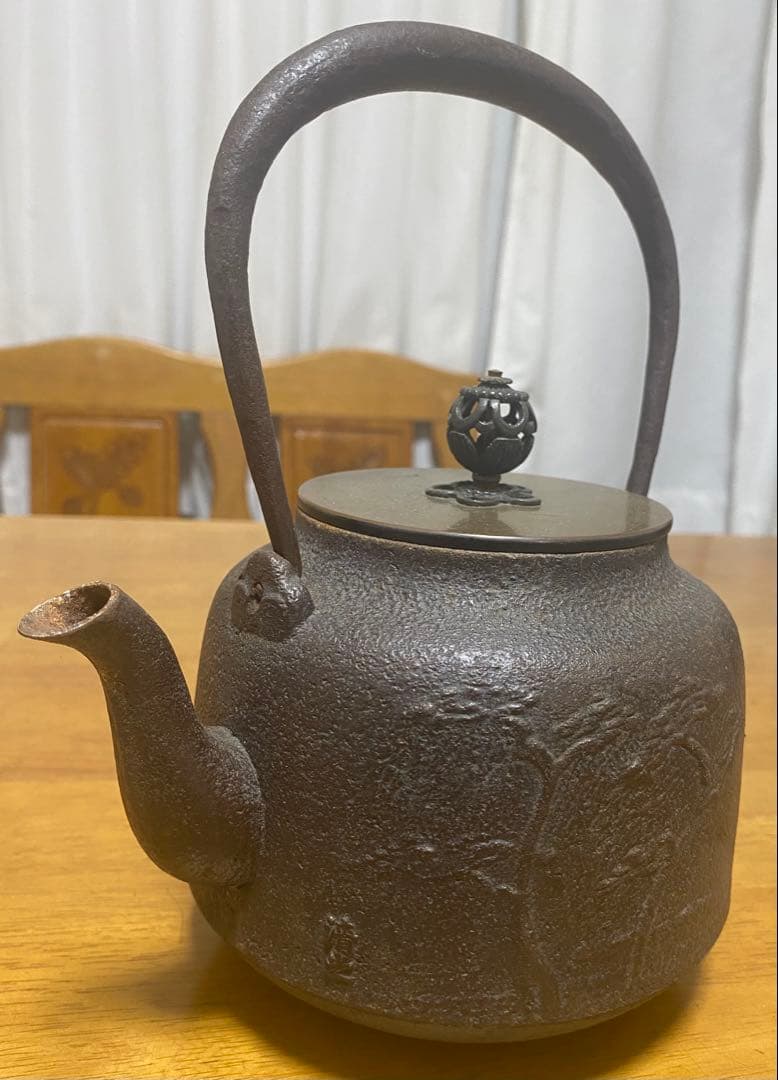 平安泰山堂作 注ぎ口下に「泰山堂造」持ち手金銀象嵌 鉄瓶 1475g