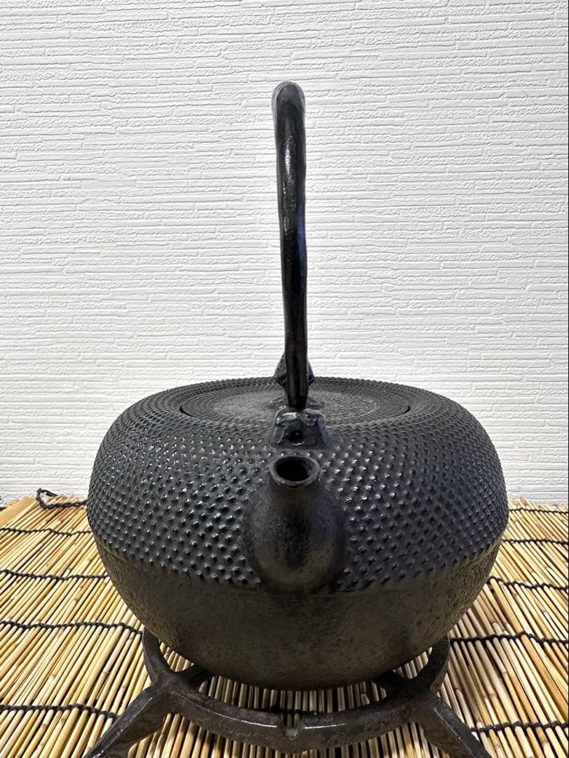 未使用品、供箱等付属品付　南部三厳堂造　１５型アラレ　南部鉄瓶　南部鉄器