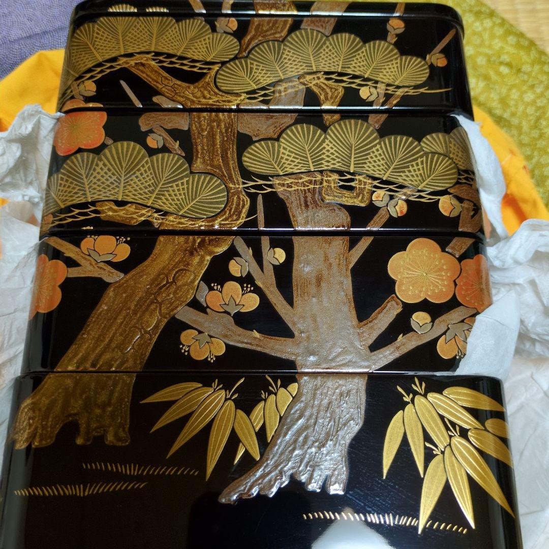 椿餅様用　輪島塗　高級漆器 中重箱 4段 黒地 金色 松 梅
