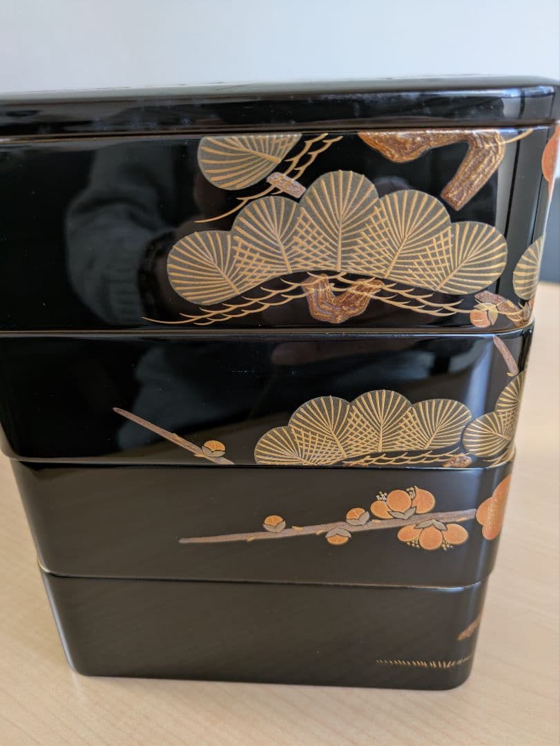 椿餅様用　輪島塗　高級漆器 中重箱 4段 黒地 金色 松 梅