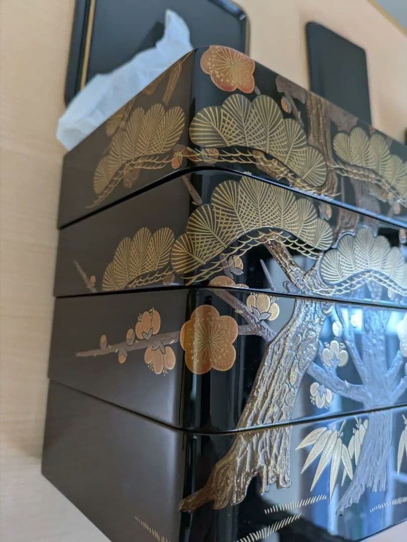椿餅様用　輪島塗　高級漆器 中重箱 4段 黒地 金色 松 梅