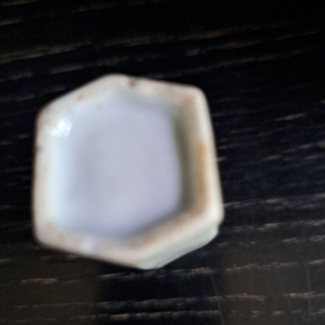 中国古玩 小品飾壺 極上 六角瓶 乾隆時代 白磁人物図 染付青磁