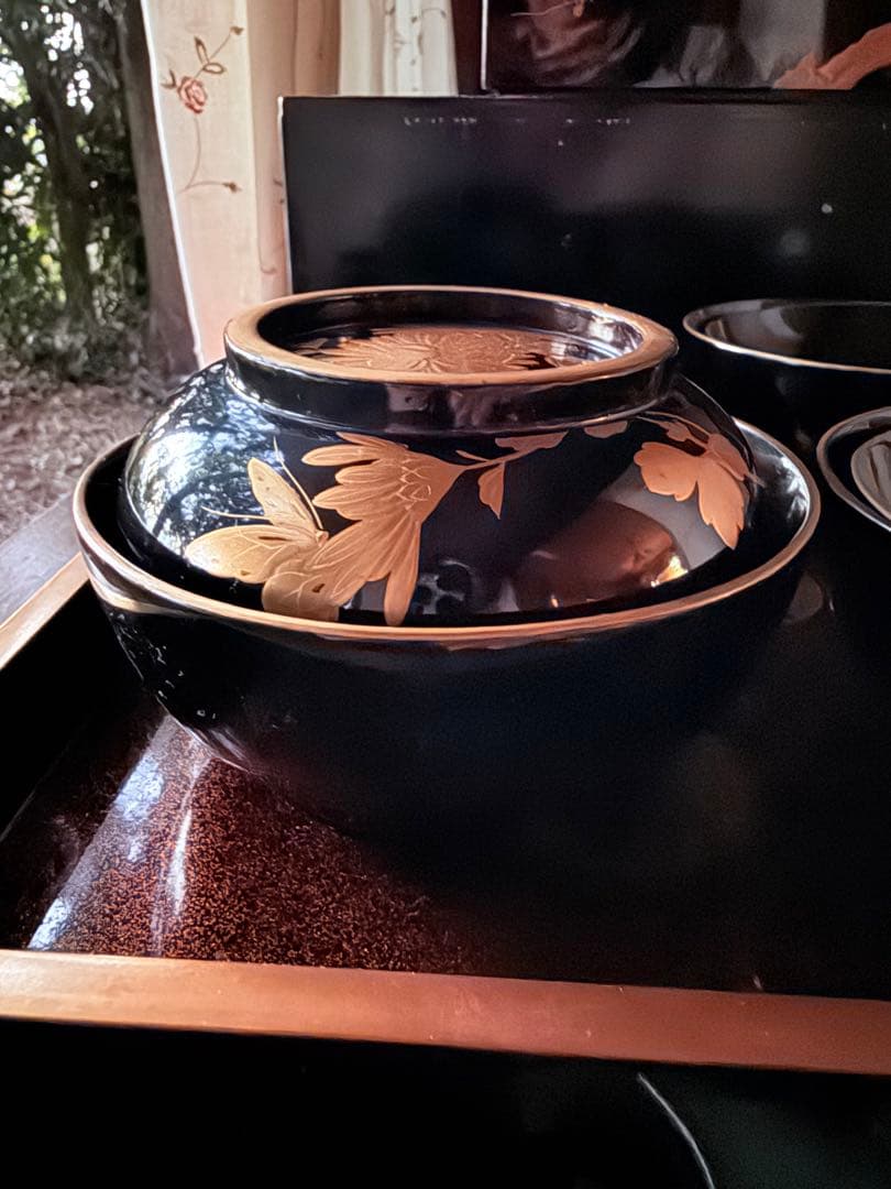 2215様感謝‼️めでたい吉兆JAPAN 特産　輪島塗天然木『菊&蝶』金縁黒椀2客