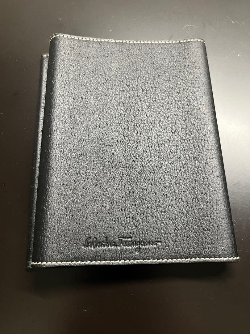 フェラガモ レザーブックカバー - メルカリ