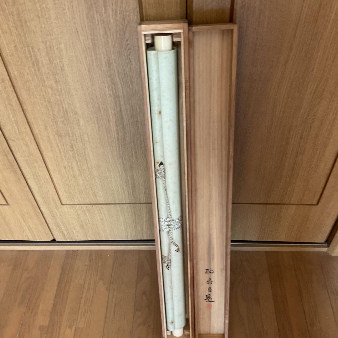 梅 荘 作 絹本 彩色 密画 《 芥子の花図 》 共箱 軸先鹿軸