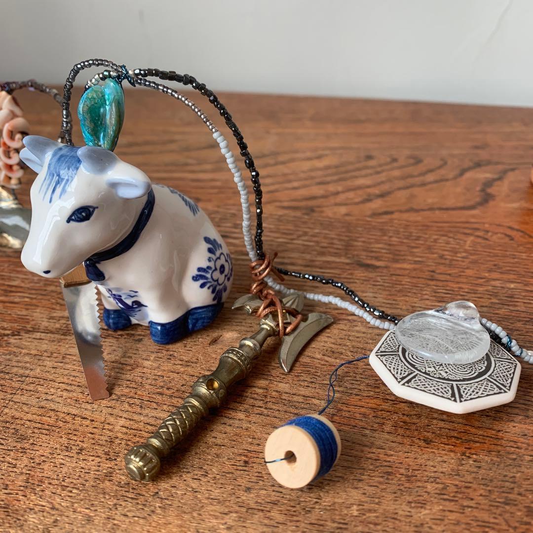 妻の作った 古物のガーランド ミノタウロスのまわりで製作していた男