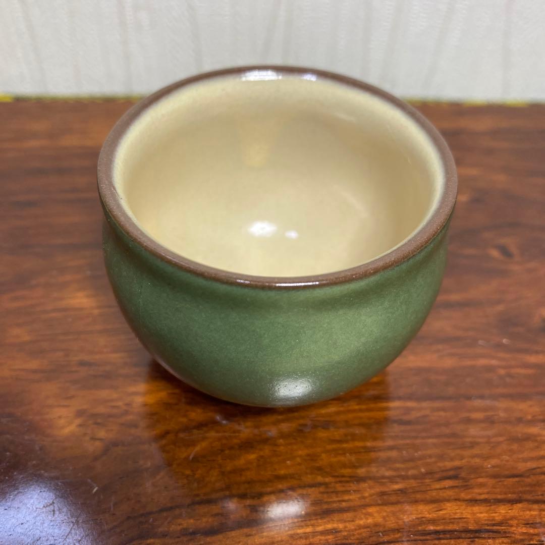三浦小平二　むみょうい常山　小平窯 ぐい呑　お猪口　陶器製お猪口 緑色とベージュ