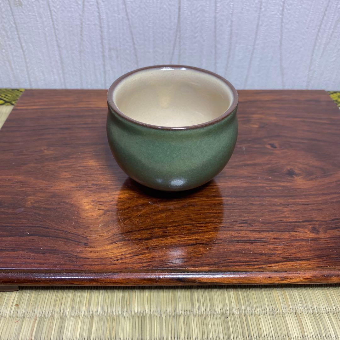 三浦小平二　むみょうい常山　小平窯 ぐい呑　お猪口　陶器製お猪口 緑色とベージュ